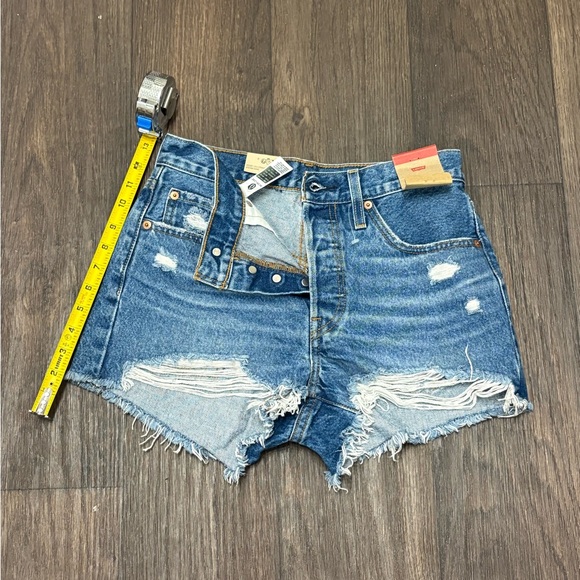 Levi’s 501 High-Rise Distressed Denim Shorts - Size 26 NWT - Picture 4 of 5